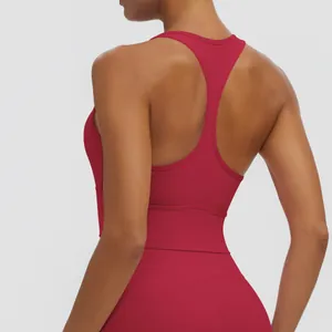 Vue détaillée du dos d'un soutien-gorge de sport rouge avec tissu technique à séchage rapide