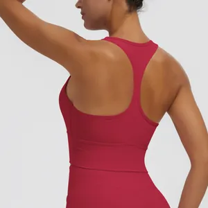 Vue arrière détaillée d'un soutien-gorge de sport dos nageur rouge foncé en tissu à séchage rapide