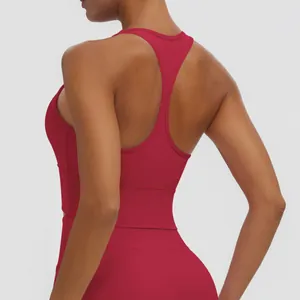 Vue arrière d'un soutien-gorge de sport rouge dos nageur montrant la coupe sans couture.