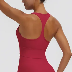 Vue arrière détaillée d'un soutien-gorge de sport rouge racerback pour le yoga et le fitness