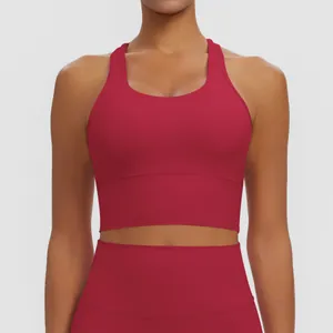 Détail de face montrant la coupe et le tissu du soutien-gorge de sport rouge.