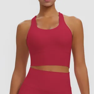 Vue détaillée d'un soutien-gorge de sport bordeaux à séchage rapide et bande de soutien