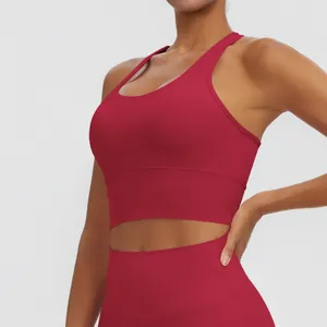Vue détaillée d'un soutien-gorge de sport rouge avec leggings de yoga assortis