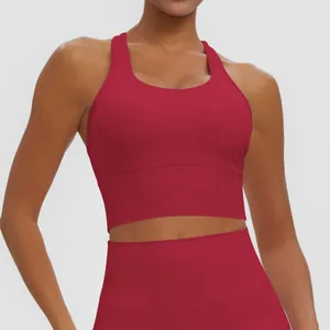 Détail d'un soutien-gorge de sport rouge à dos nageur pour le yoga et le fitness