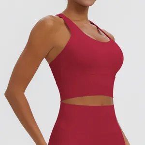 Vue latérale d'un soutien-gorge de sport rouge dos nageur pour le yoga et fitness.