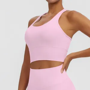 Détail d'un soutien-gorge de sport rose avec dos nageur, rembourrage et tissu respirant