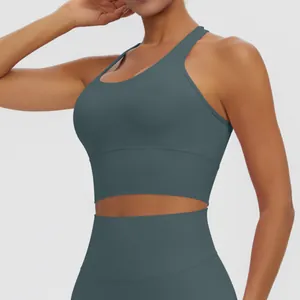 Gros plan d'un soutien-gorge de sport dos nageur bleu sarcelle avec legging de yoga.