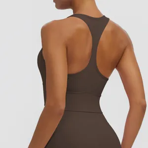 Vue détaillée du design racerback d'un soutien-gorge de sport marron à séchage rapide