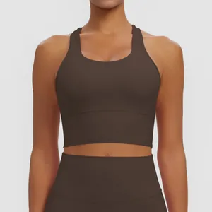 Vue détaillée de face d'une brassière de sport marron en tissu de soutien élastique.