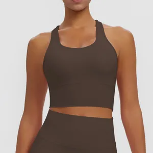 Vue détaillée du soutien-gorge de sport marron foncé avec larges bretelles de soutien