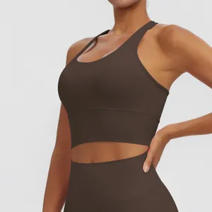 Détail latéral d'un soutien-gorge de sport marron foncé en tissu à séchage rapide.