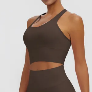 Détail d'un soutien-gorge de sport marron foncé uni avec une large bande élastique de soutien