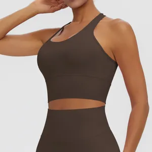 Gros plan d'un soutien-gorge de sport marron café pour le yoga professionnel et le fitness