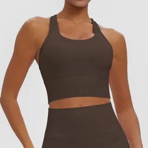 Gros plan d'un soutien-gorge de sport marron rembourré et legging de yoga assorti pour fitness.