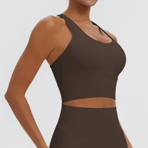 Vue détaillée d'un soutien-gorge de sport marron à dos nageur et bande large