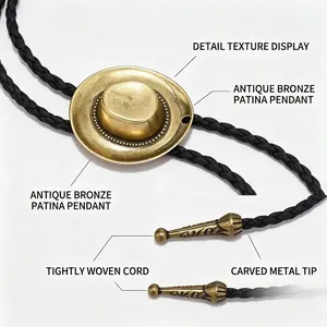 Detailopname van een antieke cowboyhoed hanger aan een gevlochten bolo tie koord
