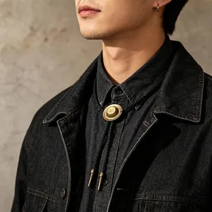 Bolo-tie in vintage stijl met cowboyhoed hanger gedragen op een denim spijkerjasje