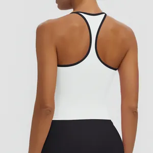 Detailansicht der Rückseite eines weißen Racerback-Sporttops mit schwarzer Paspelierung.