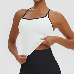 Detail des atmungsaktiven weißen Yoga-Tops zeigt die Elastizität und Passform des Stoffes