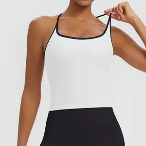 Nahaufnahme des weißen Sport-Camisoles mit schwarzem Rand und hochwertiger Stoffstruktur