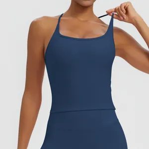 Detail des dunkelblauen Slim-Fit Yoga-Tops mit dünnen gekreuzten Trägern