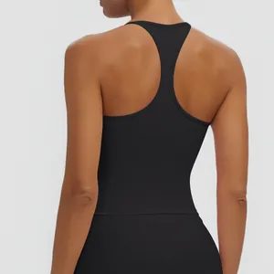 Detailansicht der Rückseite eines schwarzen Racerback-Yoga-Tops mit enger Passform