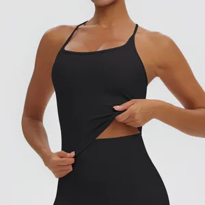 Detailansicht zeigt das dehnbare und atmungsaktive Material des schwarzen Yoga-Tops