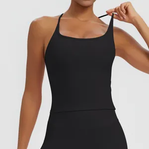 Detailaufnahme eines schwarzen Sport-Yoga-Tops mit Stofftextur und dünnem Träger-Design