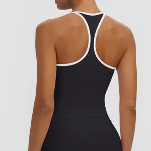 Detaillierte Rückansicht eines schwarzen Racerback-Sporttops mit weißen Paspeln