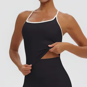 Nahaufnahme eines atmungsaktiven schwarzen Yoga-Tops mit weißem Saum und enger sportlicher Passform