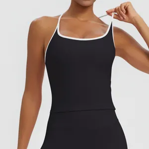 Detail eines schwarzen Sport-Tops mit weißer Paspelierung für Yoga und Fitnesstraining.