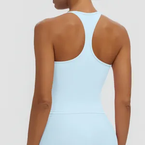 Detailansicht der Rückseite eines hellblauen Racerback-Sport-Tops für Yoga Training