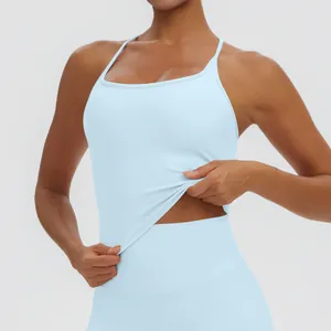 Nahaufnahme der hohen Elastizität und weichen Textur dieses hellblauen Yoga-Tops
