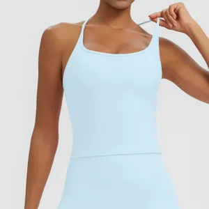 Detailansicht eines hellblauen Yoga-Tops mit schmalen Trägern für Fitness und Laufen