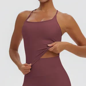 Nahaufnahme des lila atmungsaktiven Yoga-Tops zeigt elastischen Stoff und hohe Taille