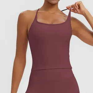 Detailansicht eines weinroten atmungsaktiven Yoga-Tops für Fitness mit dünnen Trägern