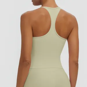 Detailansicht der Rückseite des atmungsaktiven sportlichen Tanktops in Salbeigrün für Yoga