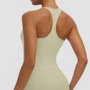 Detailansicht der Rückseite des atmungsaktiven salbeigrünen Racerback-Sporttops.