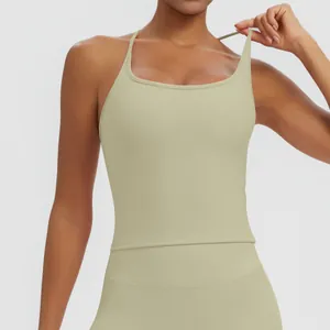 Detail des atmungsaktiven hellolivgrünen Yoga-Tanktops mit schmalen Trägern.