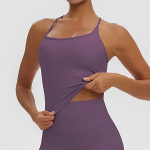 Professionelle Nahaufnahme des lila atmungsaktiven Yoga-Tops mit Stretchstoff-Detail