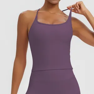 Detailansicht eines lila Yoga-Tops mit schmalen Trägern für Fitness und Sport.