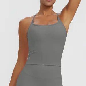 Nahaufnahme eines grauen, atmungsaktiven, eng anliegenden Sport-Tops für Yoga und Fitness.