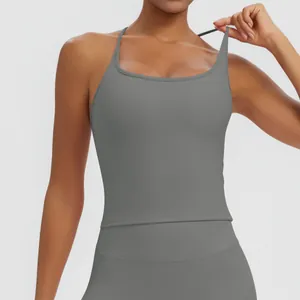 Detailansicht des atmungsaktiven Stoffes und der schmalen Träger dieses grauen Yoga-Tops