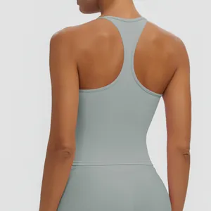 Detailansicht des Sport-Tops mit Racerback-Design in Hellblau für Yoga und Fitness-Training.