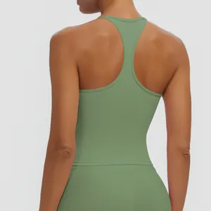 Detailansicht der Rückseite eines grünen Racerback-Yoga-Tops für das Fitnesstraining.