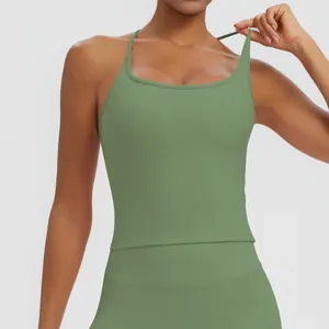 Detailaufnahme eines olivgrünen Yoga-Tops, das Stoffstruktur und Passform zeigt