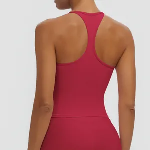 Detailansicht eines roten Sport-Tops mit Racerback für Damen Fitness und Yoga.