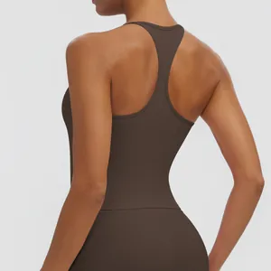 Rückenansicht eines kaffeebraunen Racerback-Yoga-Tops mit engem Sitz und atmungsaktivem Stoff