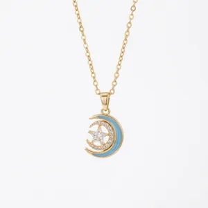 Minimalistische Goldkette mit Stern- und Mondsichelanhänger und hellblauem Emaille-Finish