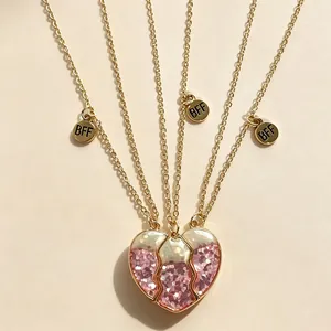 Gros plan sur les colliers BFF en forme de cœur magnétique avec paillettes roses